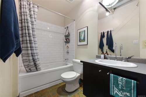 513-1061 Fort St, Victoria, BC - Indoor Photo Showing Bathroom