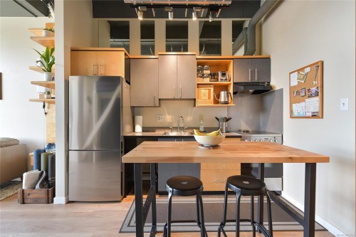 513-1061 Fort St, Victoria, BC - Indoor Photo Showing Kitchen