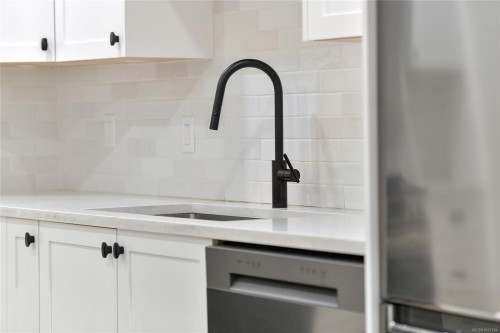 105-3215 Alder St, Saanich, BC - Indoor