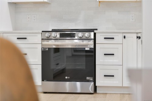 105-3215 Alder St, Saanich, BC - Indoor Photo Showing Kitchen