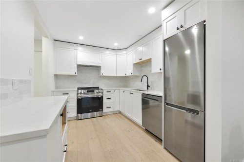 105-3215 Alder St, Saanich, BC - Indoor Photo Showing Kitchen With Upgraded Kitchen