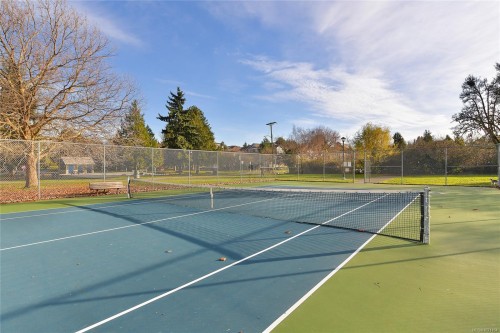 105-3215 Alder St, Saanich, BC - Outdoor