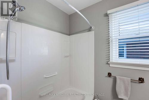 53 Metcalfe Street, Thorold (Thorold Downtown), ON - Indoor Photo Showing Bathroom