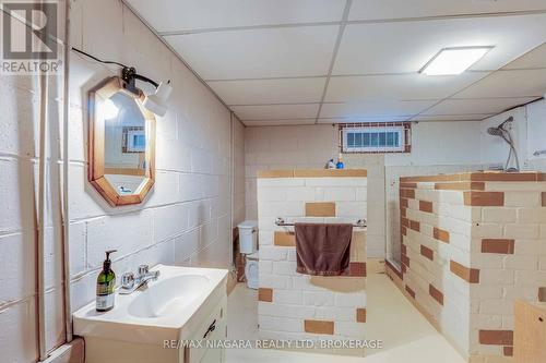 53 Metcalfe Street, Thorold (Thorold Downtown), ON - Indoor Photo Showing Bathroom