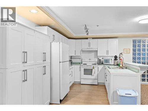 3300 Centennial Drive Unit# 204, Vernon, BC - Indoor Photo Showing Kitchen