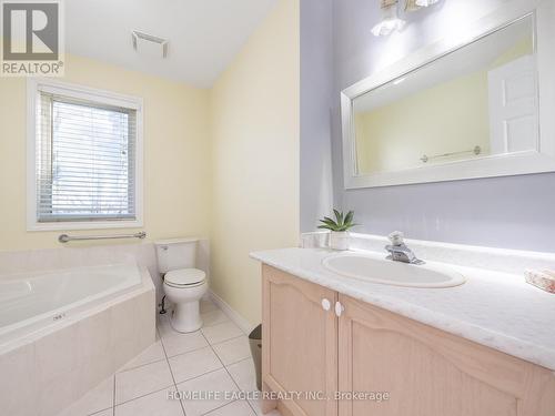 11 Knollside Drive, Richmond Hill, ON - Indoor Photo Showing Bathroom