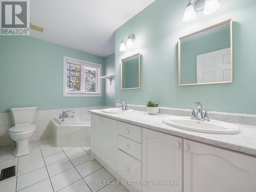 11 Knollside Drive, Richmond Hill, ON - Indoor Photo Showing Bathroom