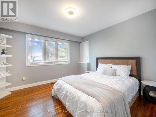 11 Knollside Drive, Richmond Hill, ON - Indoor Photo Showing Bedroom