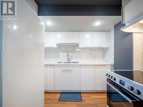11 Knollside Drive, Richmond Hill, ON - Indoor Photo Showing Kitchen