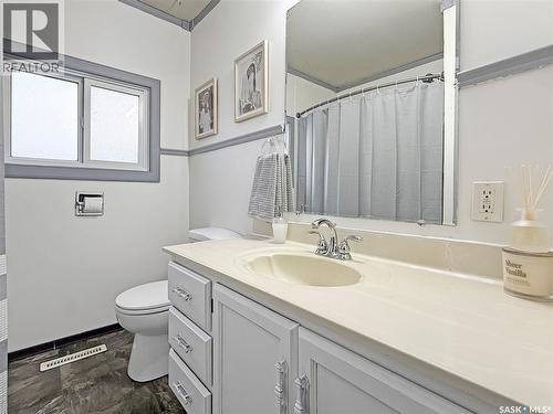 314 10Th Avenue Nw, Swift Current, SK - Indoor Photo Showing Bathroom