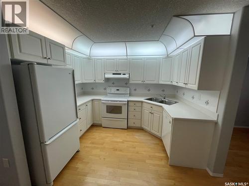 340 325 Keevil Crescent, Saskatoon, SK - Indoor Photo Showing Kitchen With Double Sink