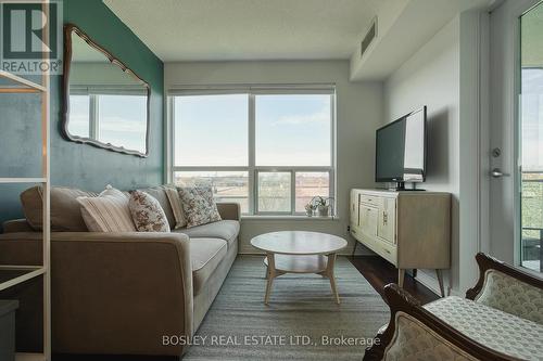 326 - 60 Fairfax Crescent, Toronto, ON - Indoor Photo Showing Living Room