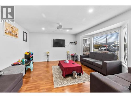 545 Primrose Road, Kelowna, BC - Indoor Photo Showing Living Room