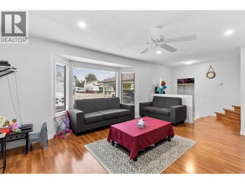 545 Primrose Road, Kelowna, BC - Indoor Photo Showing Living Room