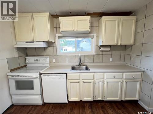 408 Maple Street, Maple Creek, SK - Indoor Photo Showing Kitchen