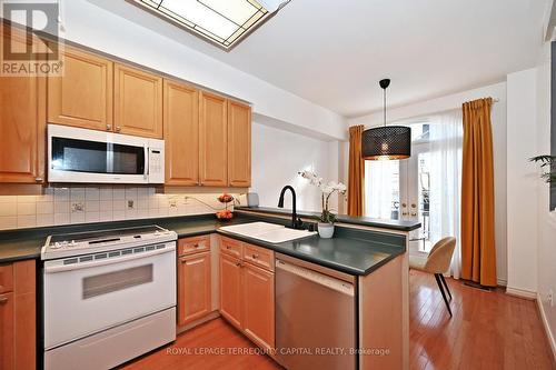 20 - 38 Hunt Avenue, Richmond Hill, ON - Indoor Photo Showing Kitchen