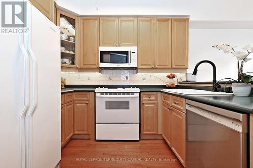 20 - 38 Hunt Avenue, Richmond Hill, ON - Indoor Photo Showing Kitchen