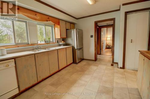 67 Silver Street, Huntsville (Chaffey), ON - Indoor Photo Showing Kitchen With Double Sink