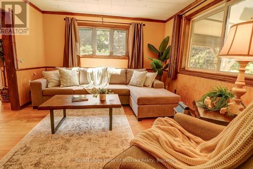67 Silver Street, Huntsville (Chaffey), ON - Indoor Photo Showing Living Room