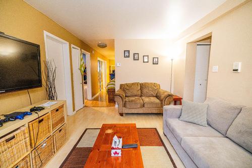 Salon - 8 Rue Desrochers, Delson, QC - Indoor Photo Showing Living Room