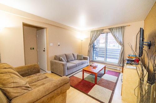 Salon - 8 Rue Desrochers, Delson, QC - Indoor Photo Showing Living Room