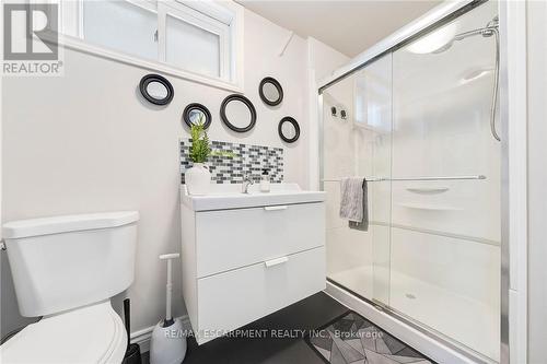 31 Raleigh Street, Hamilton, ON - Indoor Photo Showing Bathroom