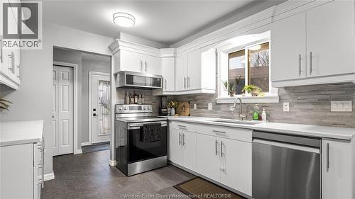 10628 Halstead Crescent, Windsor, ON - Indoor Photo Showing Kitchen