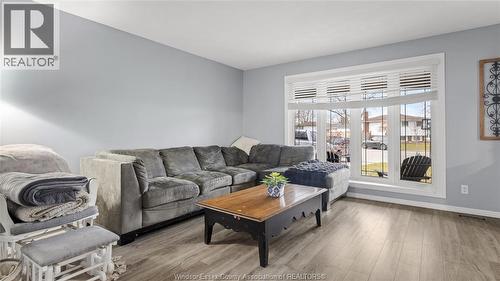 10628 Halstead Crescent, Windsor, ON - Indoor Photo Showing Living Room
