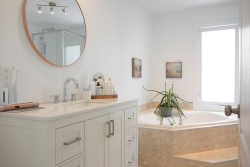 Bathroom - 1125 Rue Deveau, Trois-Rivières, QC - Indoor Photo Showing Bathroom