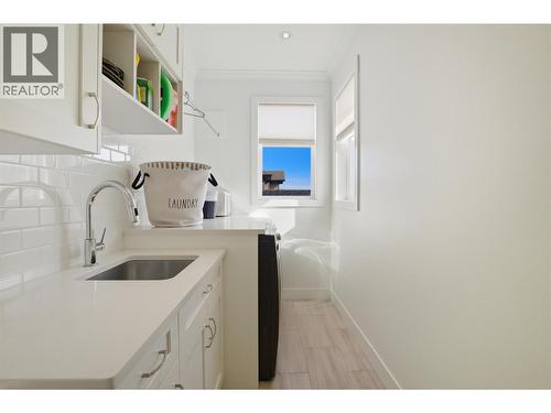 1553 Emerald Drive, Kamloops, BC - Indoor Photo Showing Kitchen