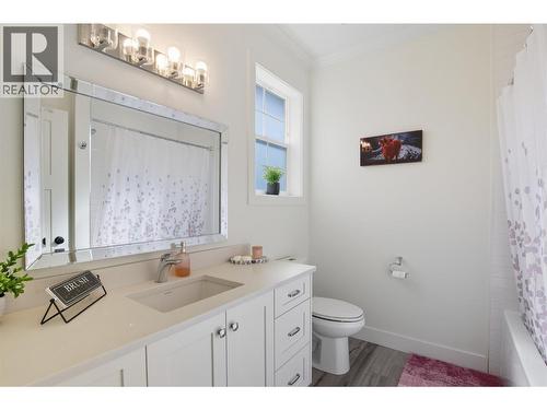 1553 Emerald Drive, Kamloops, BC - Indoor Photo Showing Bathroom