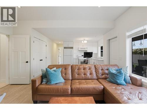 1553 Emerald Drive, Kamloops, BC - Indoor Photo Showing Living Room