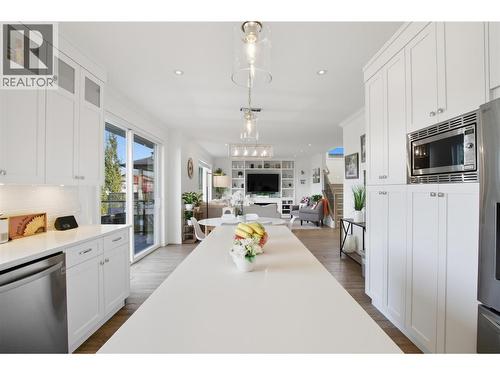 1553 Emerald Drive, Kamloops, BC - Indoor Photo Showing Kitchen