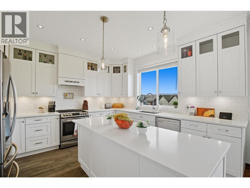 1553 Emerald Drive, Kamloops, BC - Indoor Photo Showing Kitchen With Stainless Steel Kitchen With Upgraded Kitchen