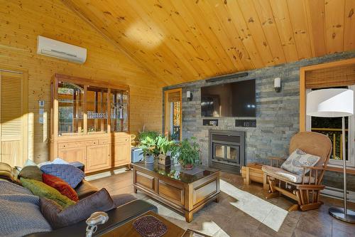Living room - 18 Rue De La Cortland, Brownsburg-Chatham, QC - Indoor Photo Showing Living Room With Fireplace
