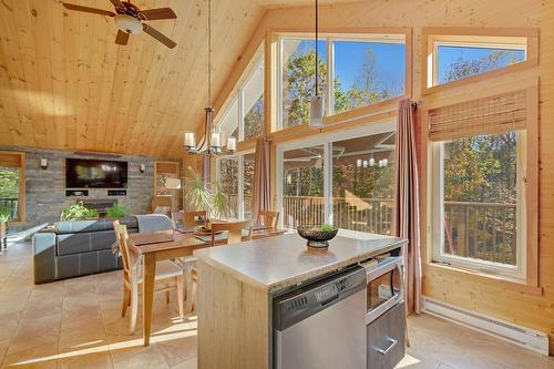 Overall view - 18 Rue De La Cortland, Brownsburg-Chatham, QC - Indoor With Fireplace