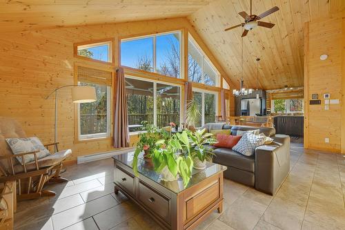 Overall view - 18 Rue De La Cortland, Brownsburg-Chatham, QC - Indoor Photo Showing Living Room