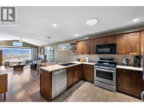 900 Stagecoach Drive Unit# 13, Kamloops, BC - Indoor Photo Showing Kitchen With Double Sink