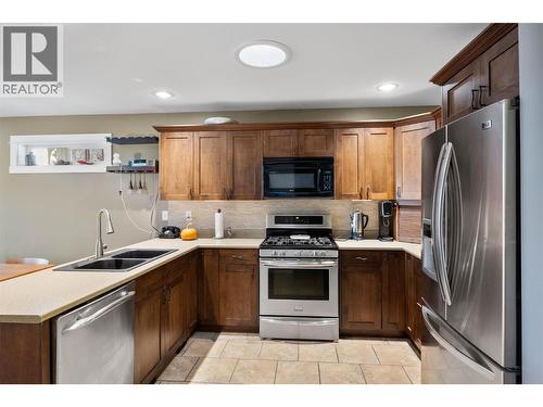 900 Stagecoach Drive Unit# 13, Kamloops, BC - Indoor Photo Showing Kitchen With Double Sink