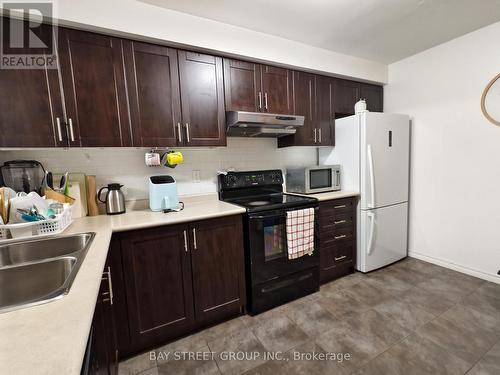39 - 4600 Kimbermount Avenue, Mississauga, ON - Indoor Photo Showing Kitchen With Double Sink