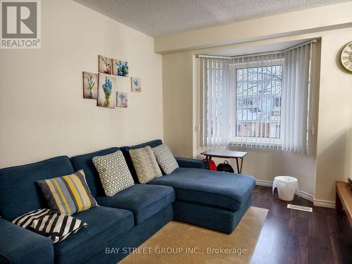 39 - 4600 Kimbermount Avenue, Mississauga, ON - Indoor Photo Showing Living Room