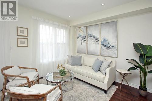 16 True Blue Crescent, Caledon, ON - Indoor Photo Showing Living Room