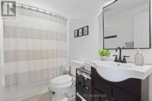 31 Kennedy Street, Welland (Welland Downtown), ON - Indoor Photo Showing Bathroom