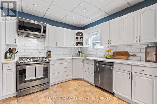 31 Kennedy Street, Welland (Welland Downtown), ON - Indoor Photo Showing Kitchen With Stainless Steel Kitchen With Upgraded Kitchen