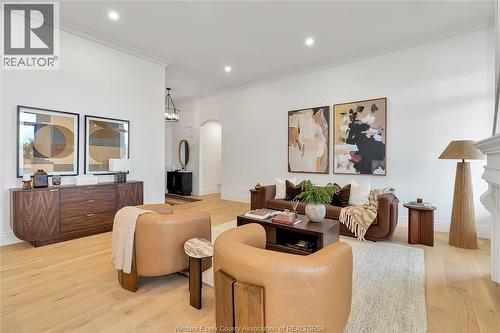 633 Summit Street, Lakeshore, ON - Indoor Photo Showing Living Room