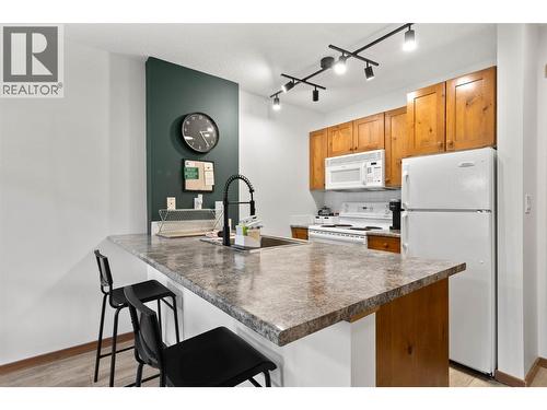 3190 Creekside Way Unit# 420, Sun Peaks, BC - Indoor Photo Showing Kitchen