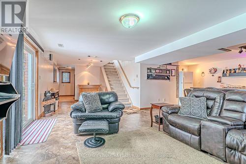 1 Bridle Road, Kawartha Lakes (Ops), ON - Indoor Photo Showing Living Room