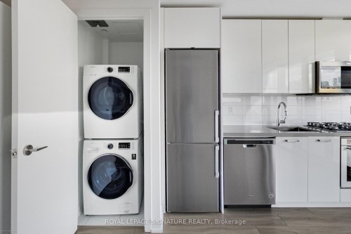 708-458 Richmond Street W, Toronto, ON - Indoor Photo Showing Laundry Room