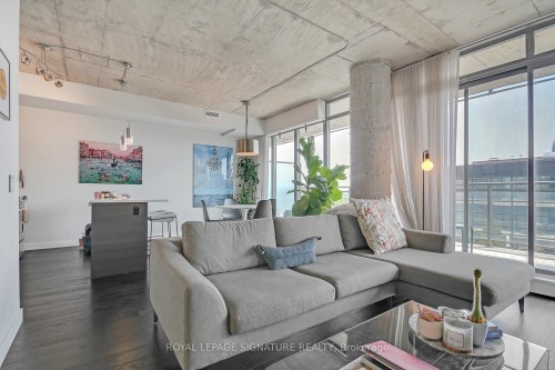 804-90 Broadview Avenue, Toronto, ON - Indoor Photo Showing Living Room