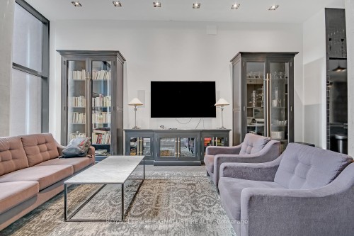 804-90 Broadview Avenue, Toronto, ON - Indoor Photo Showing Living Room